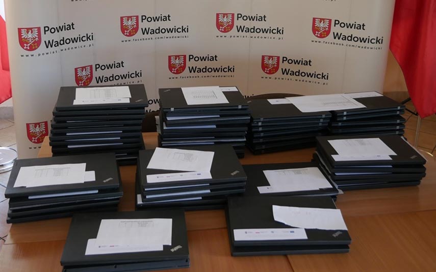 100 tysięcy złotych na laptopy dla powiatowych szkół