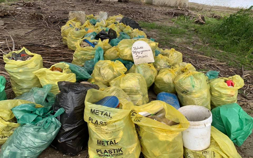 Kilkaset worków śmieci zebrano z brzegów Jeziora Mucharskiego