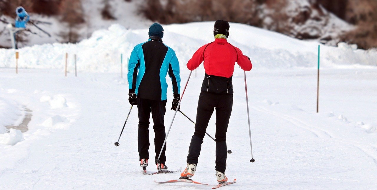Klauzula alkoholowa w ubezpieczeniach narciarskich – na czym polega?