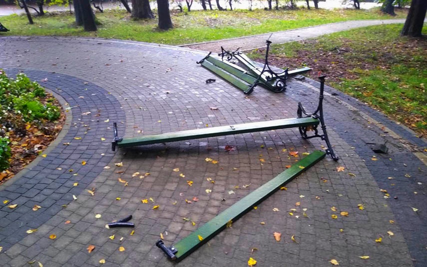 Komuś chyba przeszkadzały ławki w parku...