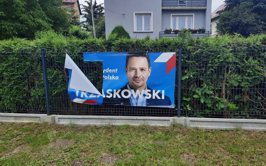 Ktoś pociął baner wyborczy Rafała Trzaskowskiego 