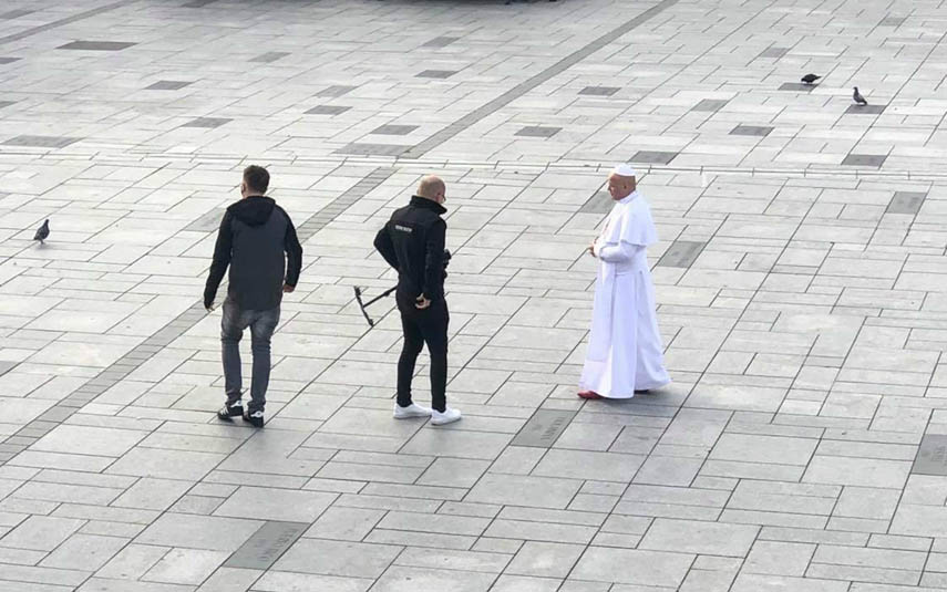 Mieszkańcy i turyści przecierają oczy: po rynku przechadza się... papież
