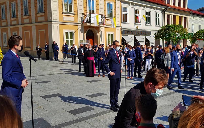 Premier Mateusz Morawiecki złożył kwiaty pod papieskim pomnikiem. Przemówił też do mieszkańców
