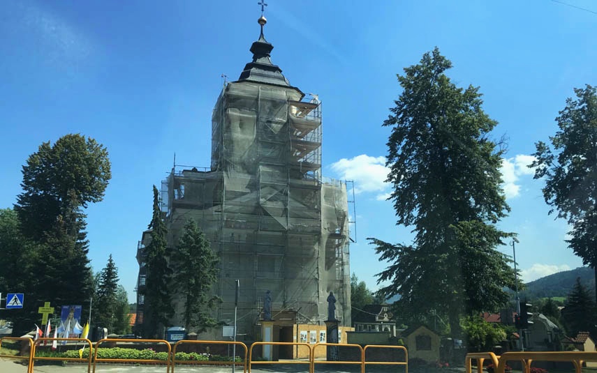 Trwa remont elewacji kościoła w Inwałdzie