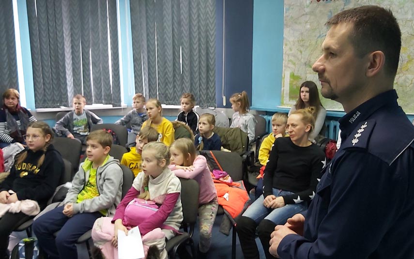 Wizyta dzieci w ramach „Bezpiecznych Ferii” w wadowickiej komendzie oraz kalwaryjskim komisariacie