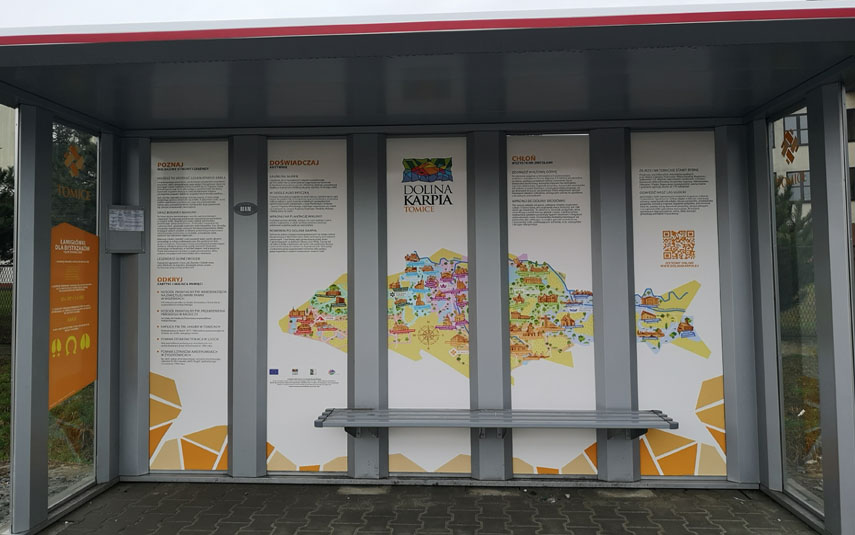 Edukacyjne przystanki autobusowe w Dolinie Karpia gotowe
