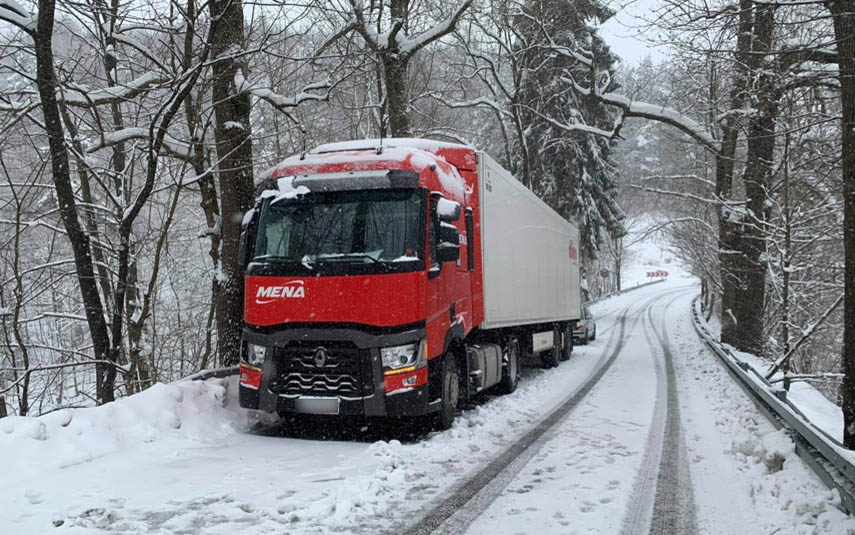 Kierowcy walczą z zimą na drogach
