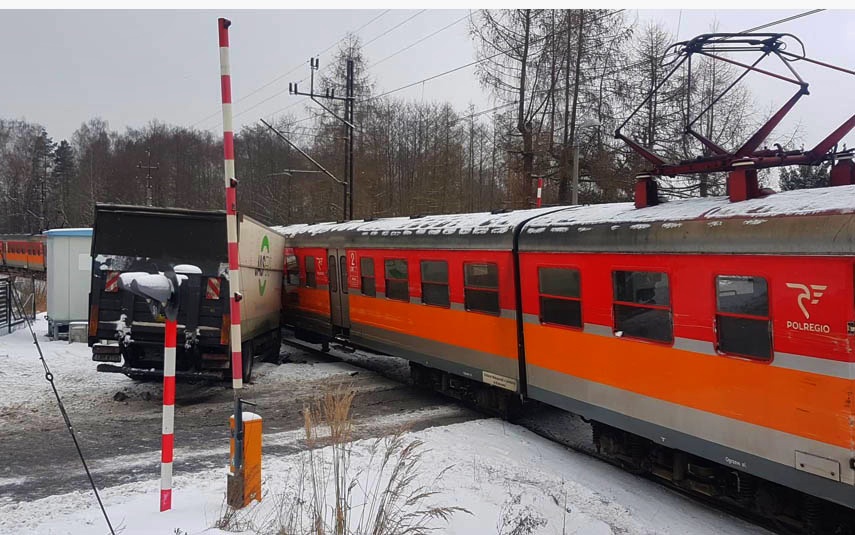 Kolejny wypadek z udziałem pociągu na przejeździe w Kalwarii