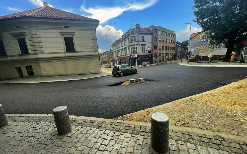 Leje się asfalt na Lwowskiej. Kierowcy odetchną na skrzyżowaniach