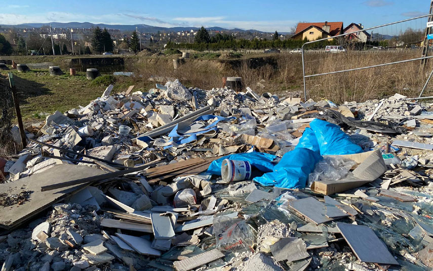 Mieszkańcy osiedla Podhalanin narzekają na hałdę śmieci