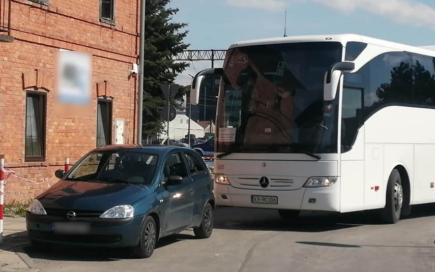 Mistrz parkowania przyblokował zastępczy autobus kolei