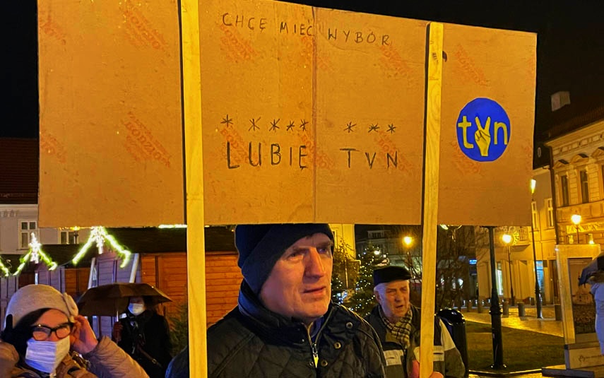 Na wadowickim rynku protest po przyjęciu lex TVN przez Sejm
