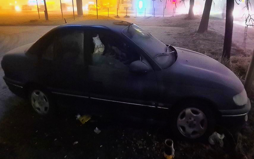 Wrak samochodu w którym spali bezdomni zniknął z centrum Andrychowa