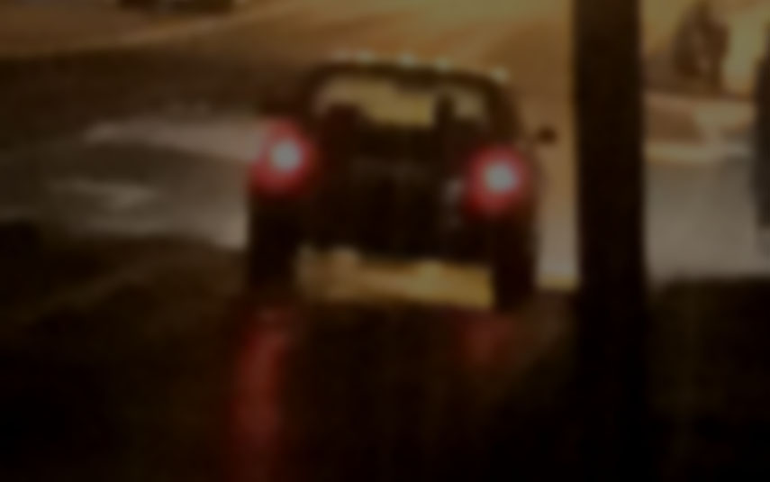Podejrzany samochód z wygaszonymi światłami krąży po okolicy. Mieszkanka ostrzega