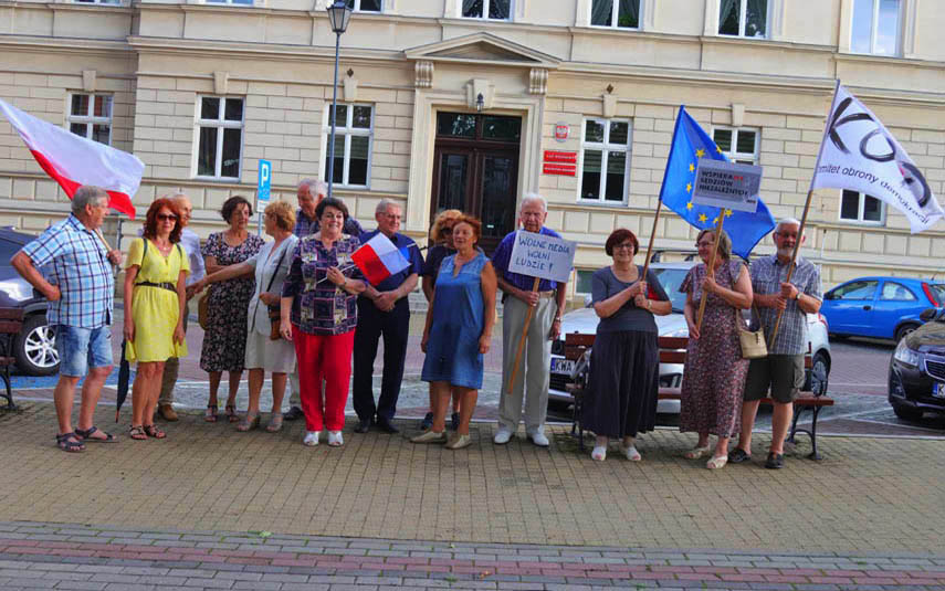 Protestowali w obronie niezawisłości sądów i wyprowadzaniu przez PiS Polski z Unii Europejskiej
