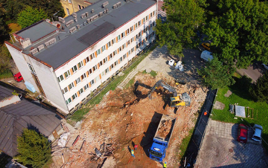 Rozpoczeło sie burzenie budynków starego szpitala w Wadowicach