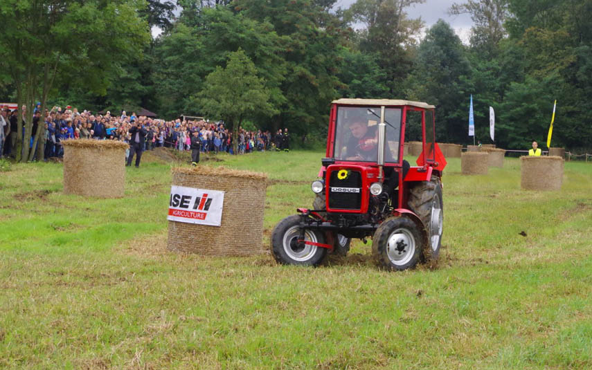 W gminie Wieprz tradycyjne wyścigi na traktorach. Po raz pierwszy pojadą panie!