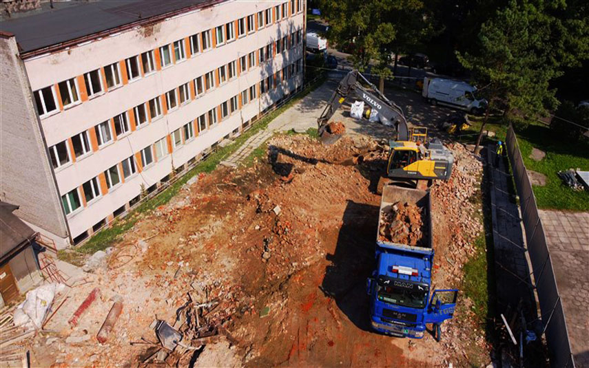 Zakończyły się prace rozbiórkowe budynku oddziału zakaźnego starego szpitala. Starostwo zapowiada jednak kolejne