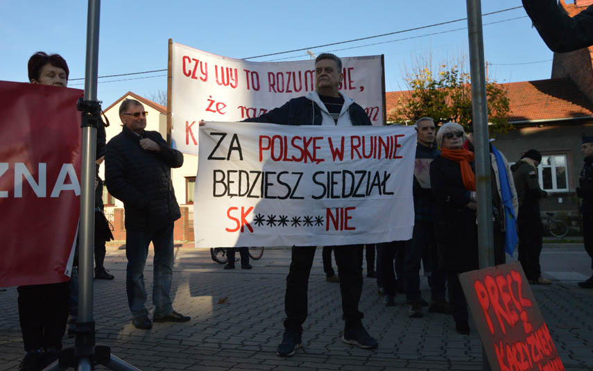 Manifestowali przeciwko PiS pod WCK. Teraz pozwali do sądu burmistrza Kalińskiego