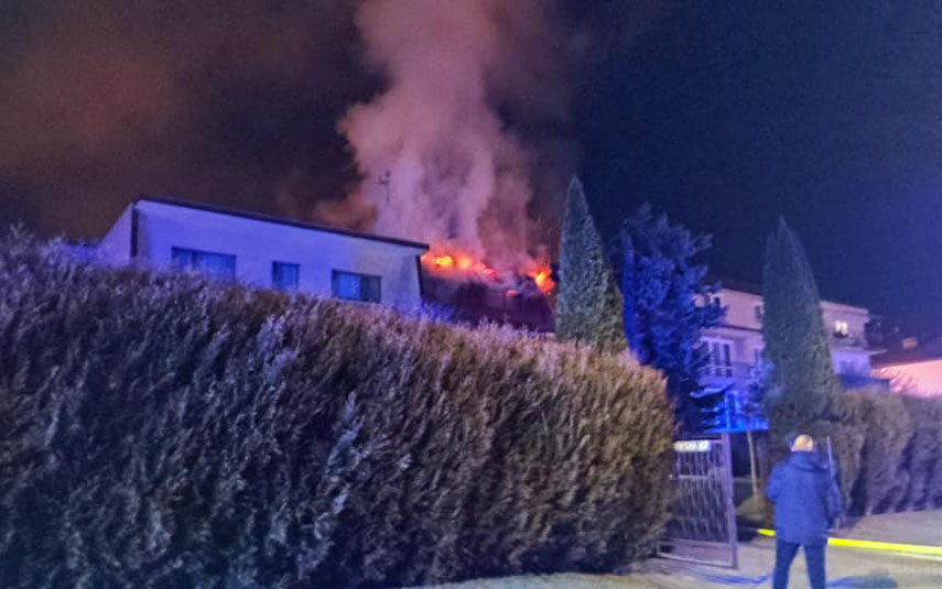 Duży pożar poddasza domu w Kalwarii. Nikomu na szczęście nic się nie stało