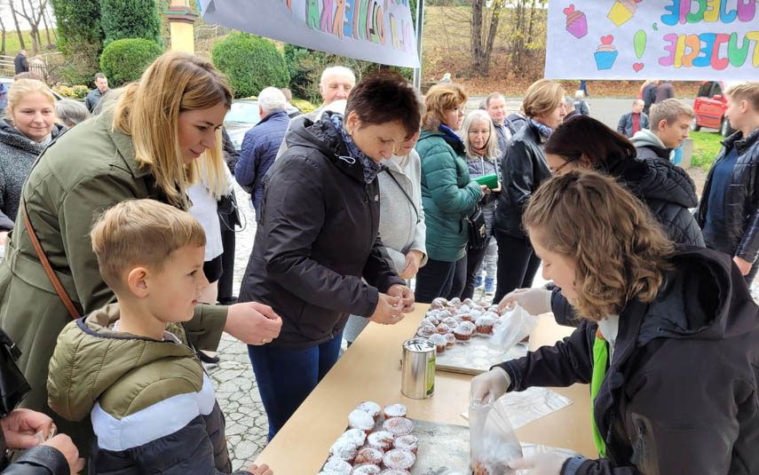 Harcerze upiekli 545 słodkich babeczek na pomoc dla Oliwierka