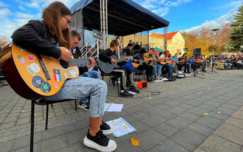  Kilkudziesięciu gitarzystów zagrało w Andrychowie rockowe hity