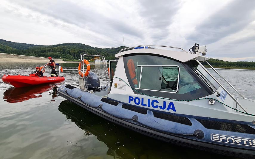 Kolejne wspólne służby policjantów i strażaków na Jeziorze Mucharskim