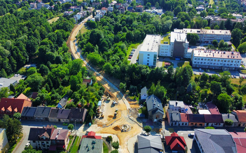 Nowe rondo i nowa ulica w Wadowicach nabrały już kształtów. A co z obiecywaną drogą do szpitala?