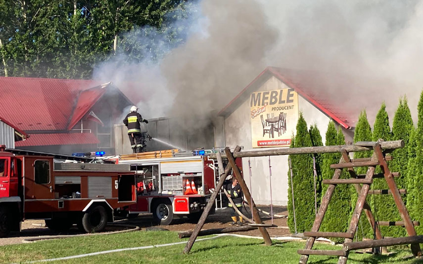 Potężny pożar zakładu stolarskiego w Łękawicy. Dym widać było z Wadowic