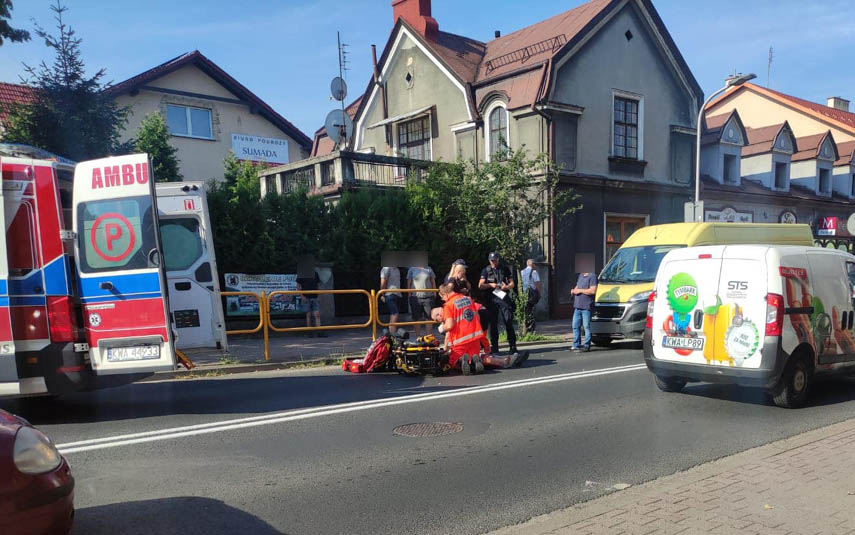 Potrącenie pieszego na pasach. 65-latek trafił do szpitala