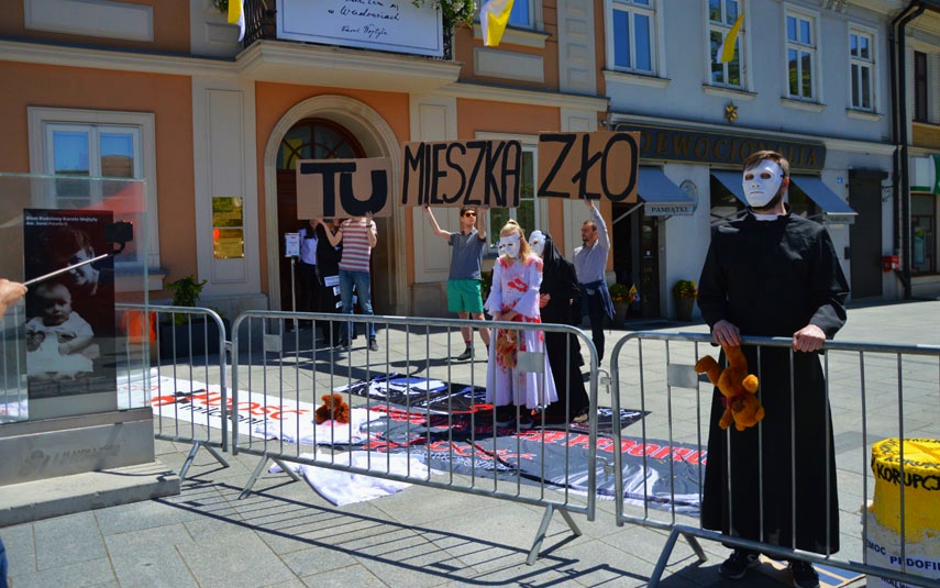 Protest pod papieskim muzeum w 102 rocznicę urodzin Jana Pawła II