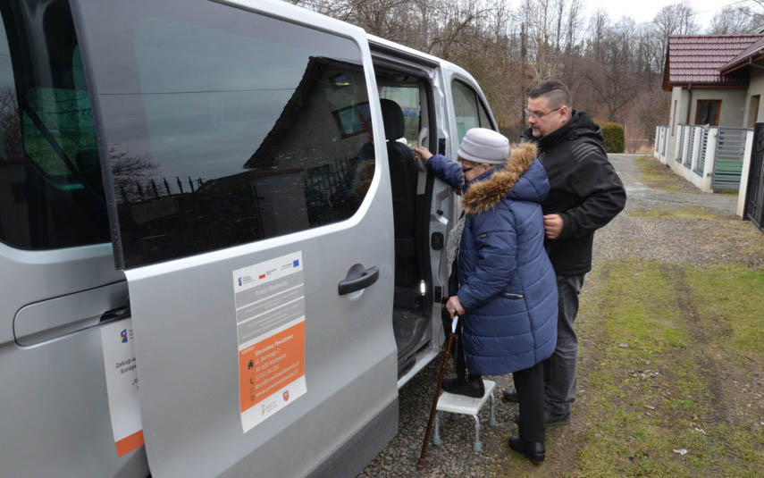 Starostwo zachęca osoby starsze i niepełnosprawne do bezpłatnego korzystania z ich busa