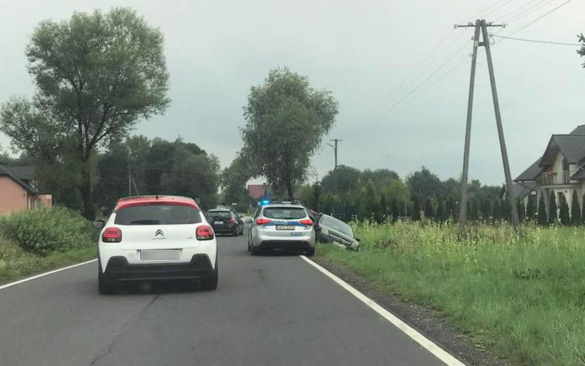 Wypadek na drodze wojewódzkiej w Przytkowicach. Wezwano śmigłowiec LPR