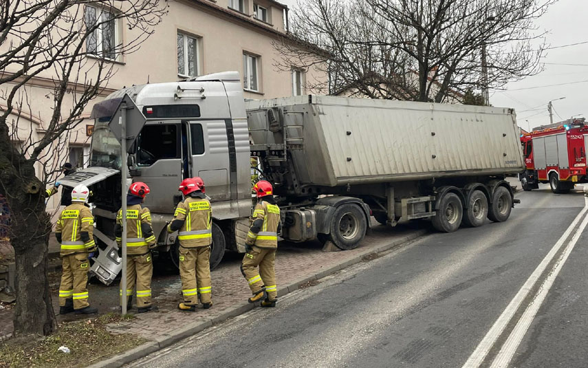 Wypadek w centrum Andrychowa. Ciężarówka wjechała w słup