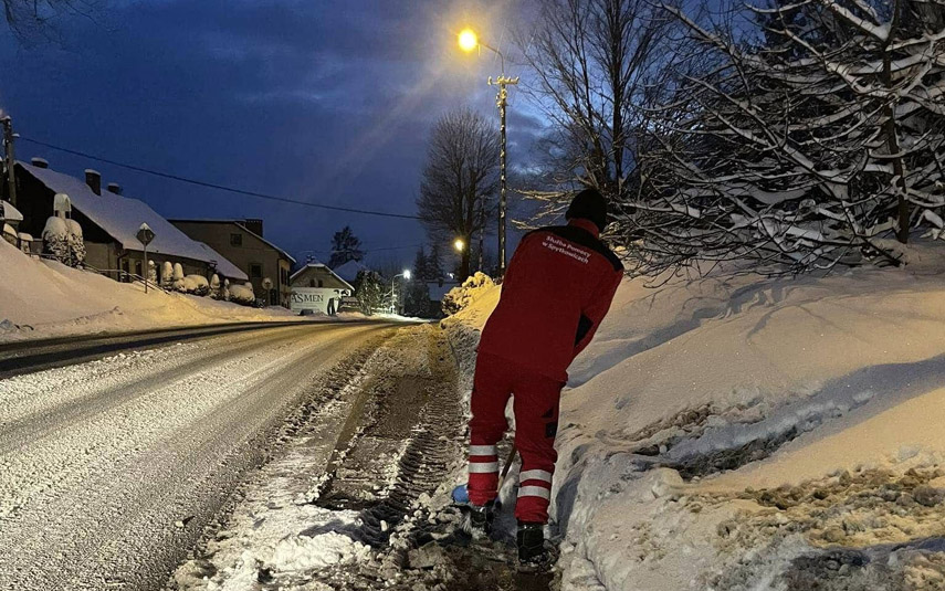 Młodzi ludzie chwycili za łopaty. Służba Pomocy w Spytkowicach walczy ze śniegiem!