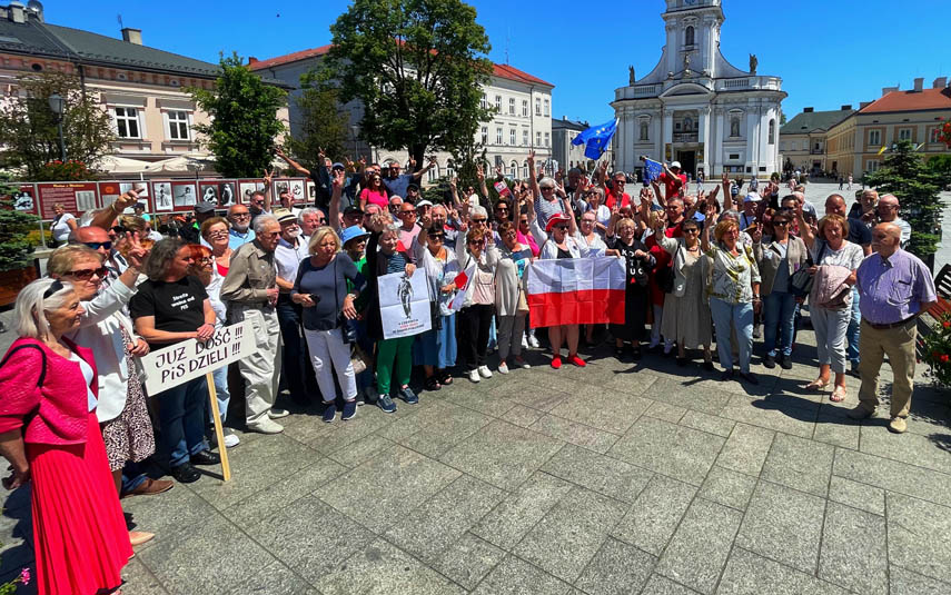 Nie pojechali na marsz do Warszawy, protestowali przeciwko rządowi na wadowickim rynku