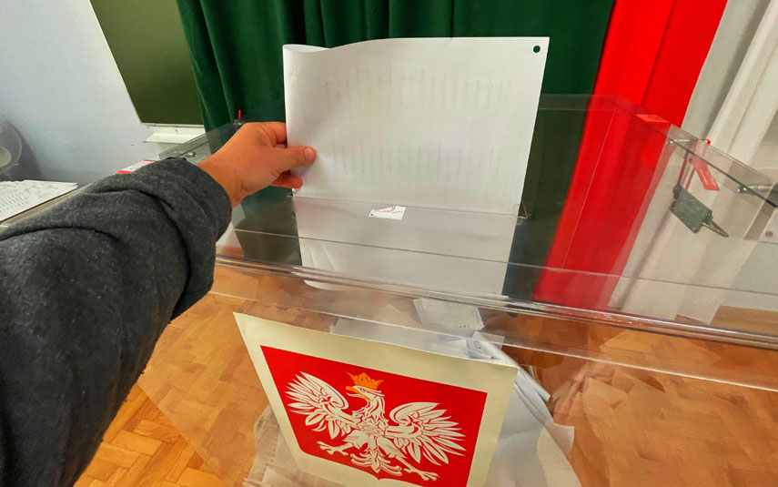 Trwają wybory parlamentarne i referendum. Polacy wybierają posłów i senatorów