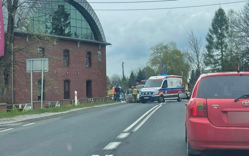 Zderzenie samochodów na krajówce pod hotelem w Jaroszowicach