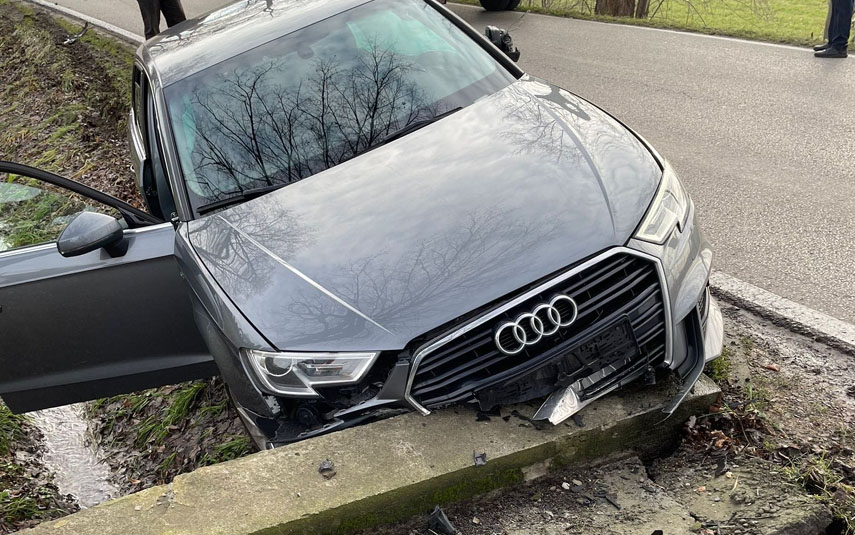 Audi zakończyło jazdę na betonowym przepuście