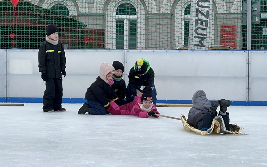 Młodzi strażacy pokazali jak ratować życie człowieka, pod którym załamał się lód