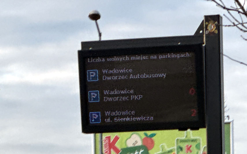 Przy wjeździe do Wadowic można się dowiedzieć, ile jest wolnych miejsc na parkingach. Teoretycznie...
