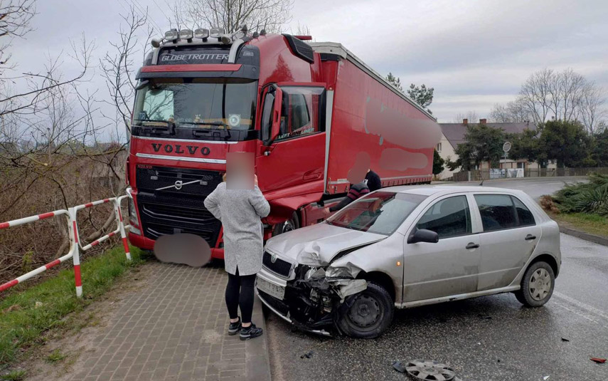 Zderzenie ciężarówki i osobówki w Witanowicach