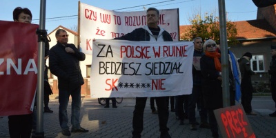Za &quot;ciepłe&quot; przyjęcie prezesa Kaczyńskiego pod WCK grożą im zarzuty. W ich obronie stanął poseł 