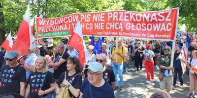 Tysiące ludzi w marszu przeciwko PiS w Warszawie. Nasi też tam byli
